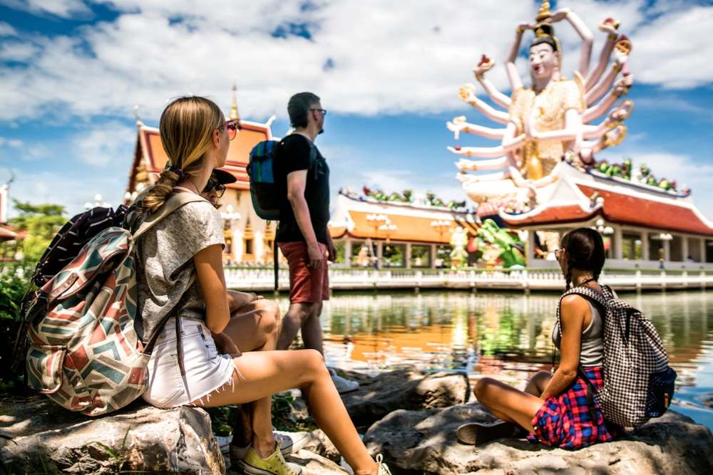 Touristes voyageant en Thaïlande